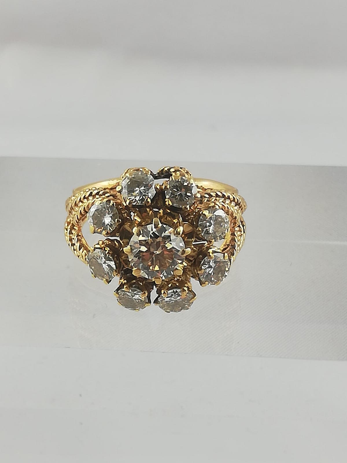 Bijou rachaté à Paris 9e