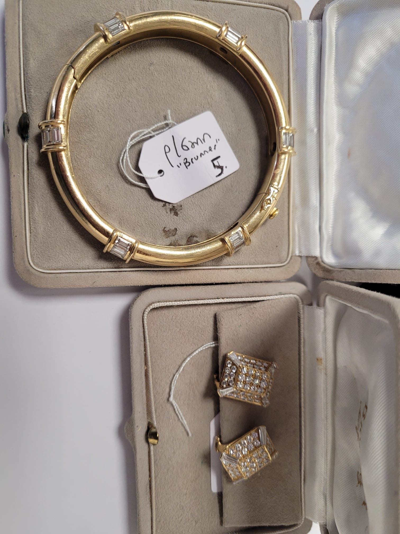 Bijou rachaté à Paris 9e