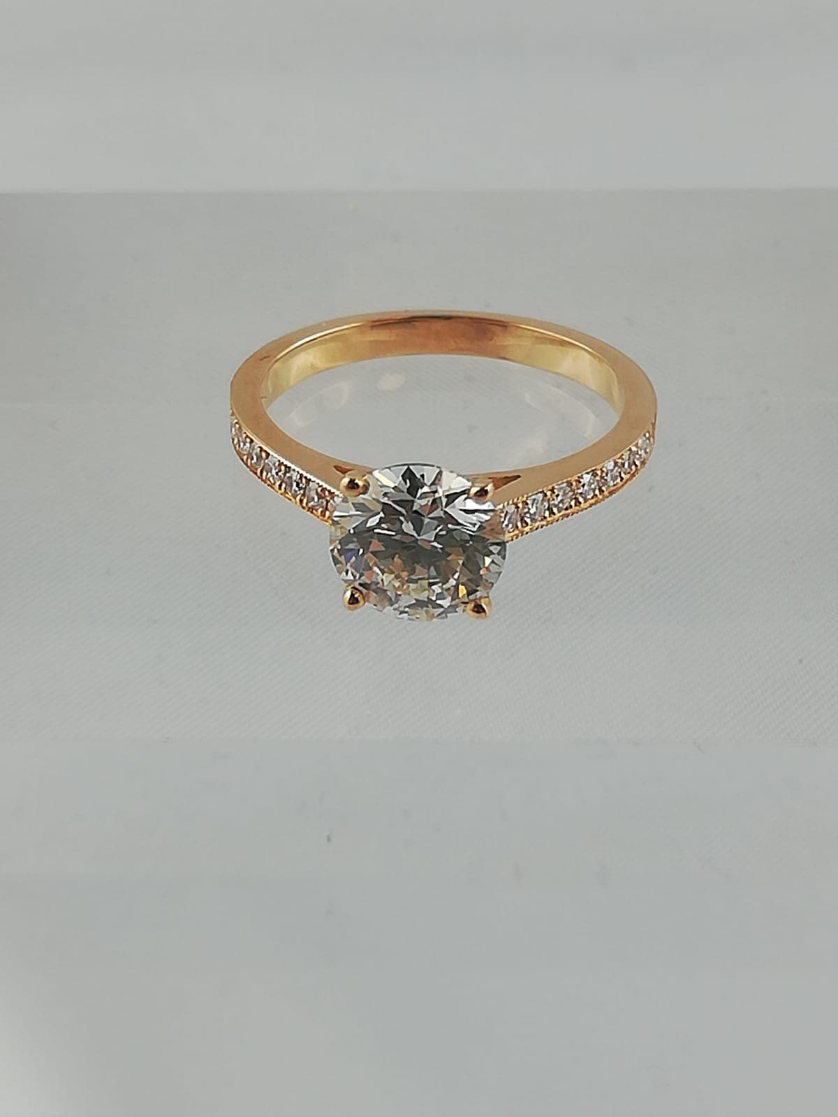 Bijou rachaté à Paris 9e