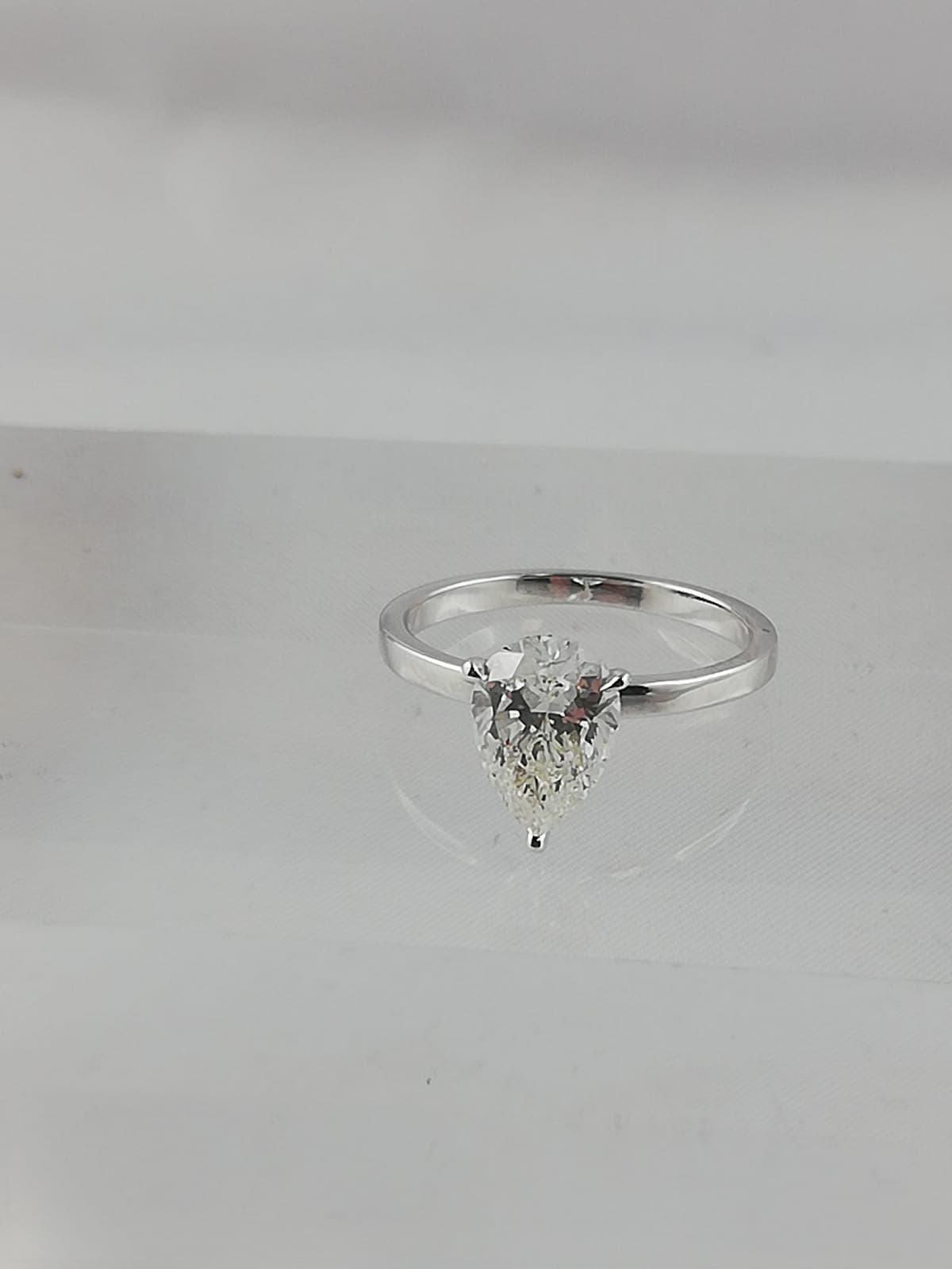Bijou rachaté à Paris 9e